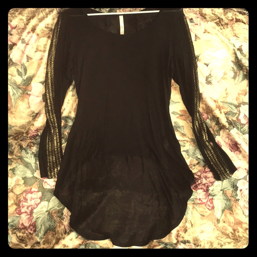Popcorn Sheer Hi-Lo Top w/Gold Lace Sleeve Detail